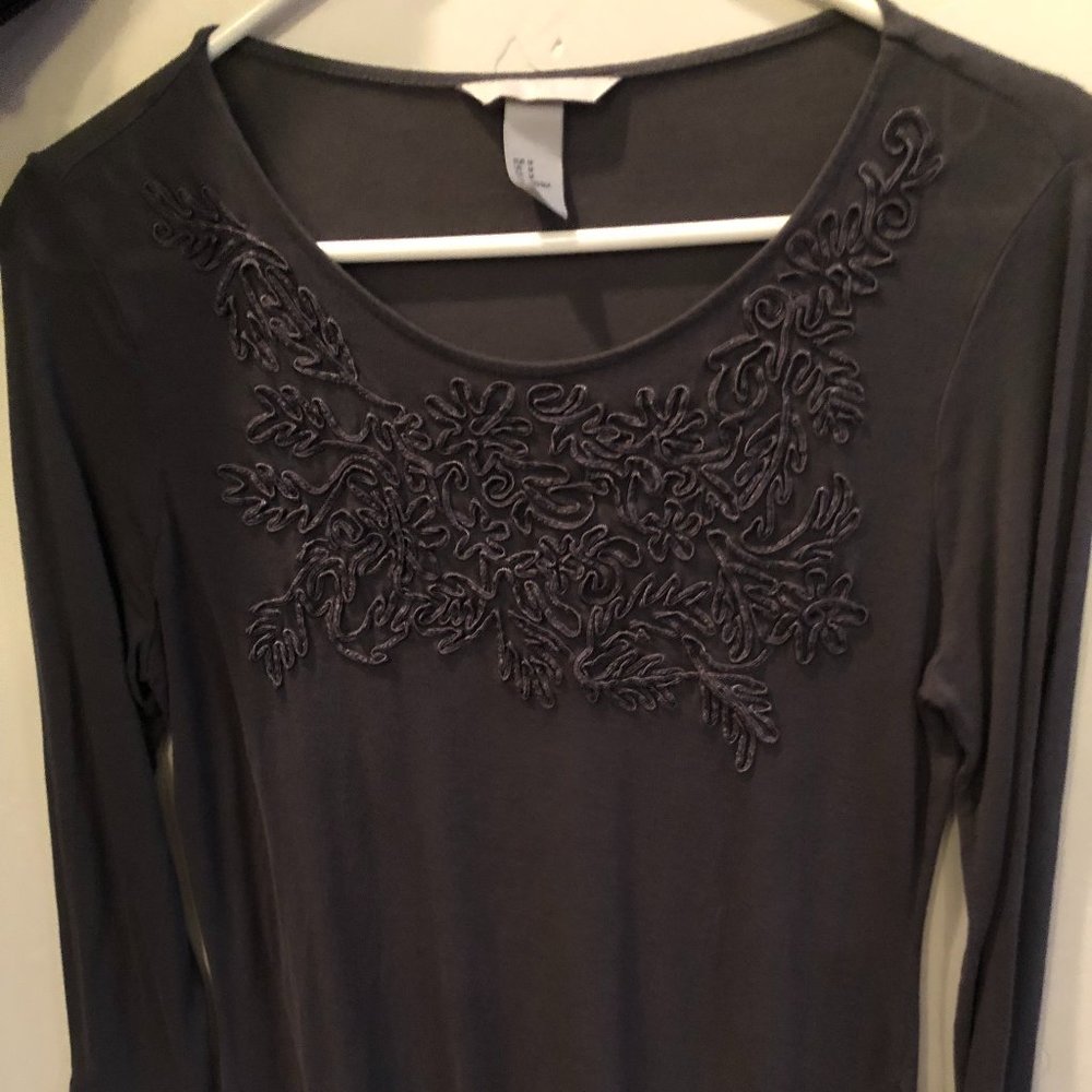 H&M gray top with detailed front. 3/4 sleeves. Size medium.